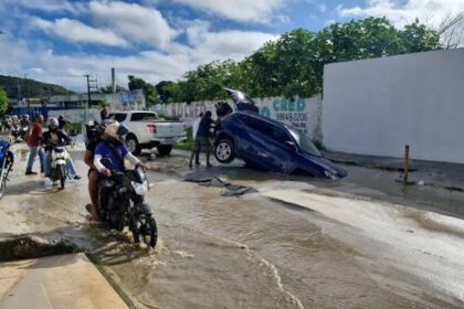Carro é engolido por cratera após rompimento de tubulação no bairro Industrial, em Aracaju