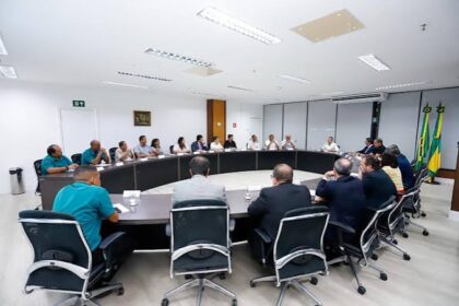 Governador cobra análise jurídica sobre situação de trabalhadores da VRS Transportes