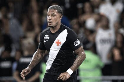 Atacante David Corrêa acompanha operação policial no CT do Vasco, no Rio