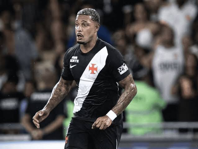 Atacante David Corrêa acompanha operação policial no CT do Vasco, no Rio