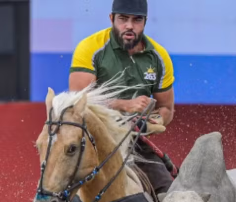 Henrique, da dupla com Juliano, participa de vaquejada em Lagarto