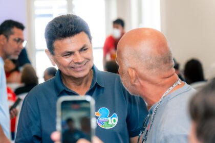 Valmir assina carta-compromisso com profissionais da educação de Sergipe
