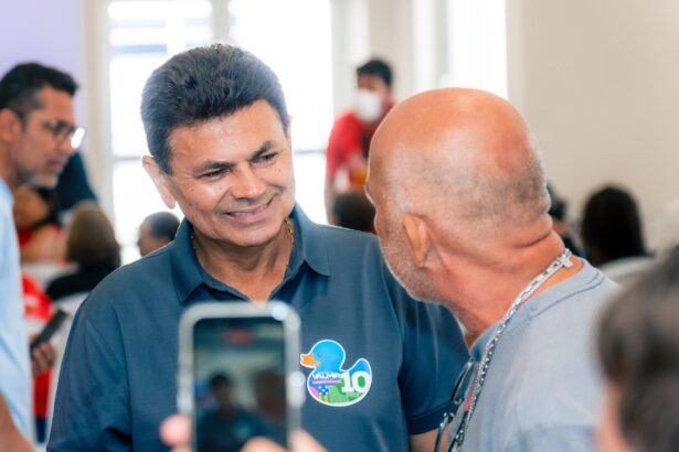 Valmir assina carta-compromisso com profissionais da educação de Sergipe