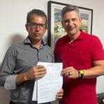 Rogério Carvalho assina carta-compromisso com o SINTESE durante greve dos professores