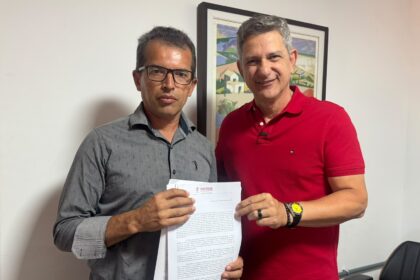 Rogério Carvalho assina carta-compromisso com o SINTESE durante greve dos professores
