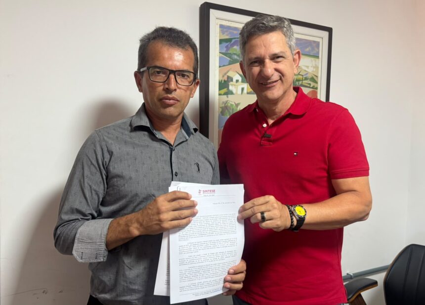 Rogério Carvalho assina carta-compromisso com o SINTESE durante greve dos professores