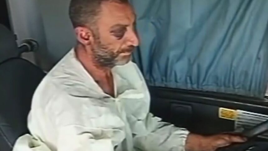 Homem foge de hospital, furta ônibus, dirige em zigue-zague e é preso pela polícia no DF Homem foge de hospital, furta ônibus, dirige em zigue-zague e é preso pela polícia no DF