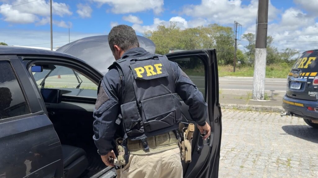PRF recupera veículo furtado em São Paulo durante abordagem em Nossa Senhora do Socorro