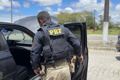 PRF recupera veículo furtado em São Paulo durante abordagem em Nossa Senhora do Socorro