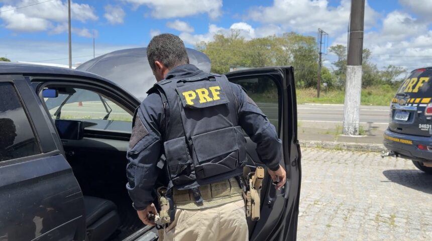 PRF recupera veículo furtado em São Paulo durante abordagem em Nossa Senhora do Socorro