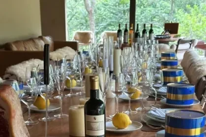 Imagens mostram almoço VIP com caviar e vinhos finos organizado por Daniel Vorcaro para o ministro Alexandre de Moraes