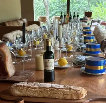 Imagens mostram almoço VIP com caviar e vinhos finos organizado por Daniel Vorcaro para o ministro Alexandre de Moraes