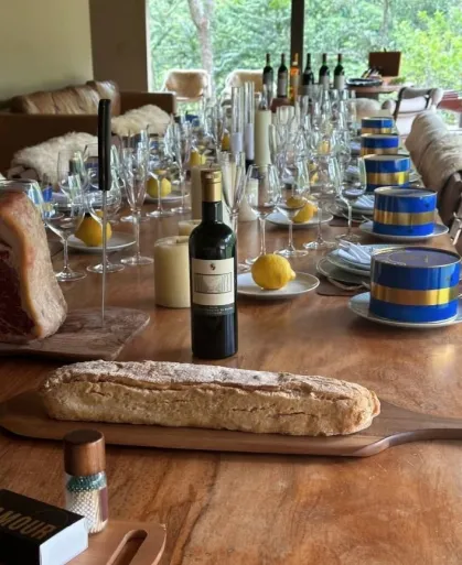 Imagens mostram almoço VIP com caviar e vinhos finos organizado por Daniel Vorcaro para o ministro Alexandre de Moraes