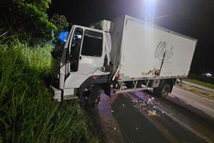Dois caminhoneiros envolveram-se em uma briga no trânsito na última segunda-feira (21)
