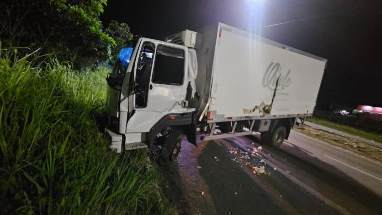 Dois caminhoneiros envolveram-se em uma briga no trânsito na última segunda-feira (21) Dois caminhoneiros envolveram-se em uma briga no trânsito na última segunda-feira (21)