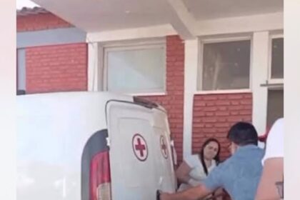 Porta traseira do veículo emergência travou, impedindo a retirada do paciente