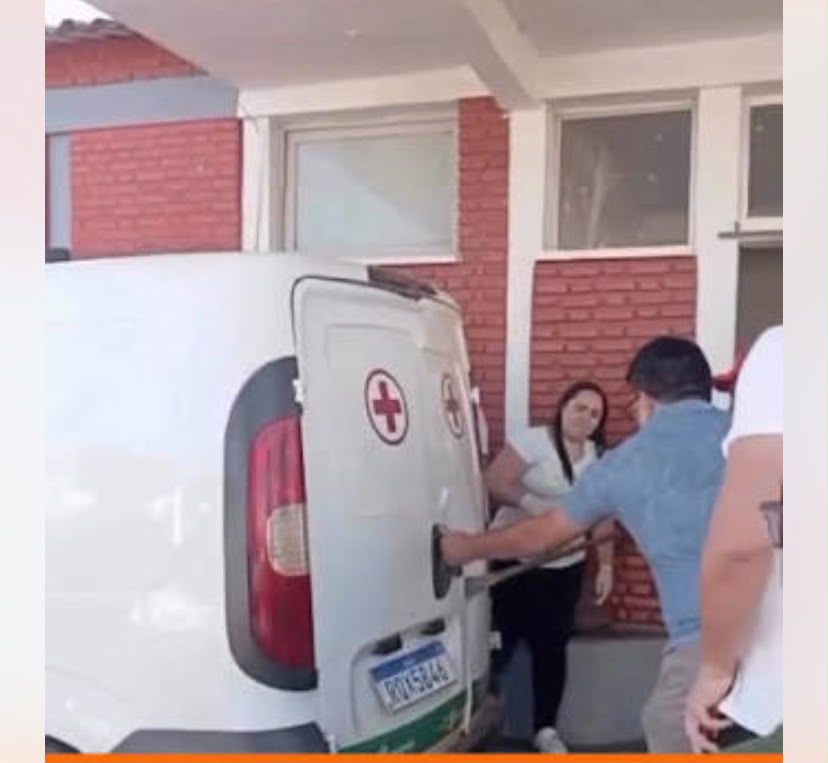 Porta traseira do veículo emergência travou, impedindo a retirada do paciente Porta traseira do veículo emergência travou, impedindo a retirada do paciente