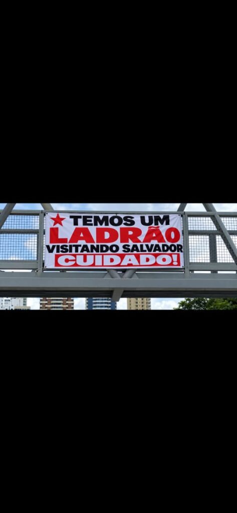 Faixa com críticas a Lula é exibida em Salvador durante visita do presidente