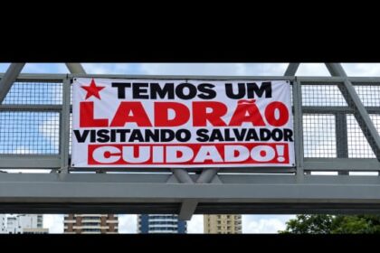 Faixa com críticas a Lula é exibida em Salvador durante visita do presidente