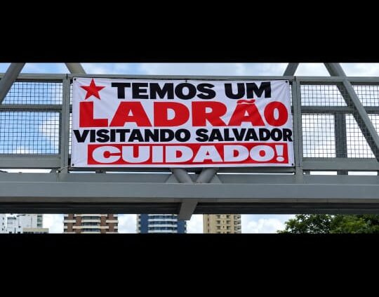 Faixa com críticas a Lula é exibida em Salvador durante visita do presidente