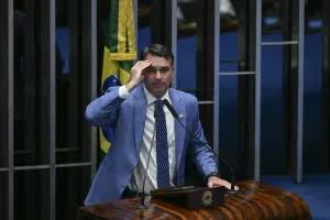 Flávio Bolsonaro cobra impeachment de Moraes após revelações envolvendo Vorcaro