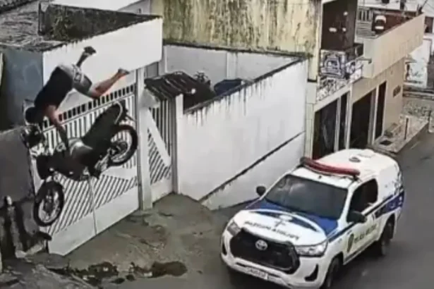 Jovem m0rre após ser projetado de motocicleta durante perseguição policial em PE