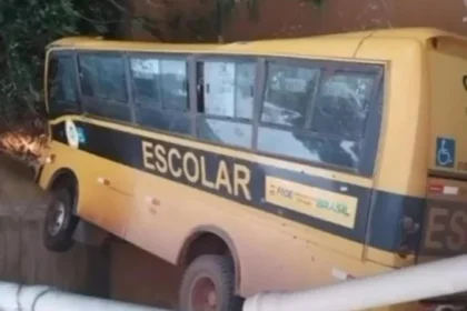 Ônibus escolar perde força, desce desgovernado e cai em rio em Minas Gerais