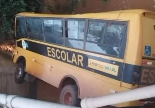 Ônibus escolar perde força, desce desgovernado e cai em rio em Minas Gerais
