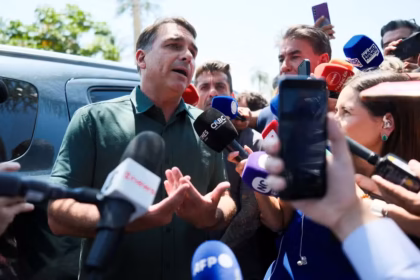 Flávio Bolsonaro diz que votará a favor do fim da escala 6×1