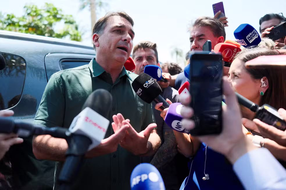 Flávio Bolsonaro diz que votará a favor do fim da escala 6×1