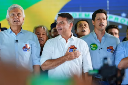 Flávio Bolsonaro diz que usará apoio no Congresso para mudar a Constituição