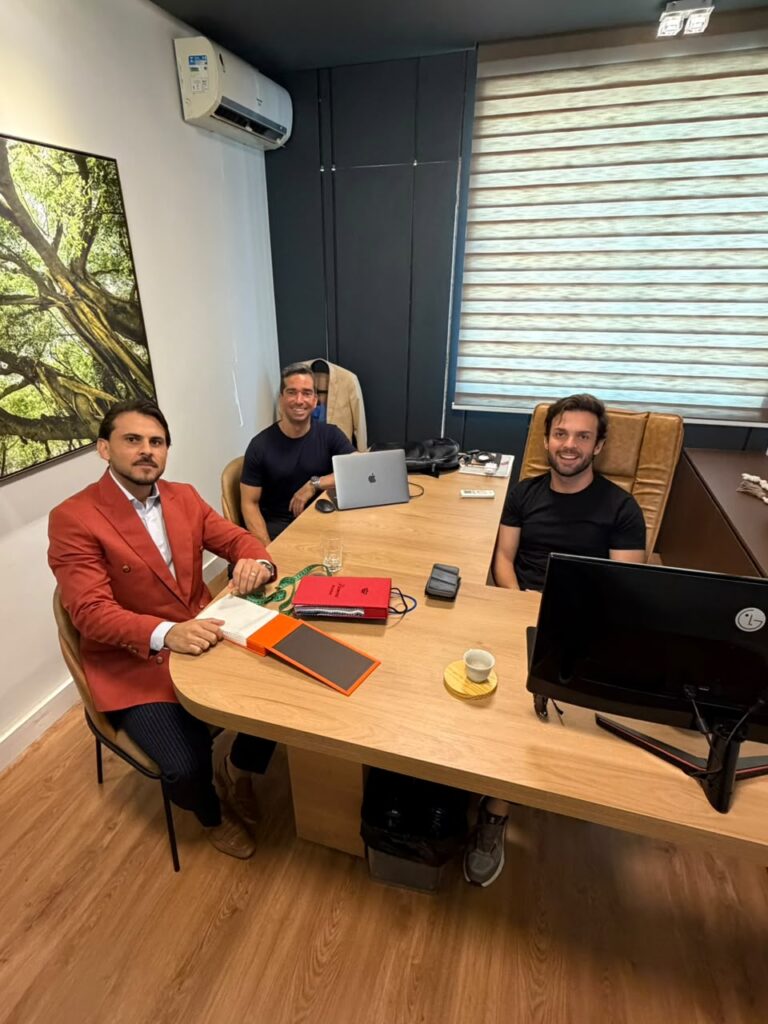 Leandro Andrade leva camisaria sob medida ao escritório Patrick Coutinho