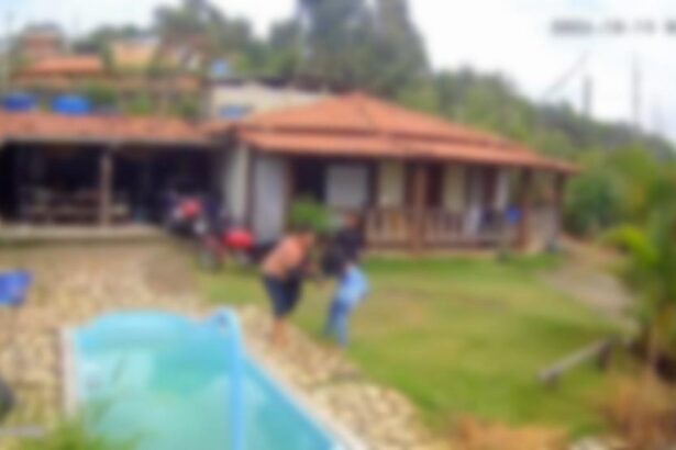 Mulher é presa suspeita de jogar soda cáustica e esf4quear ex-companheiro em MG