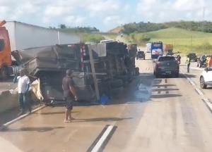 Carga é saqueada após caminhão com bebida alcoólica tombar em Japaratuba