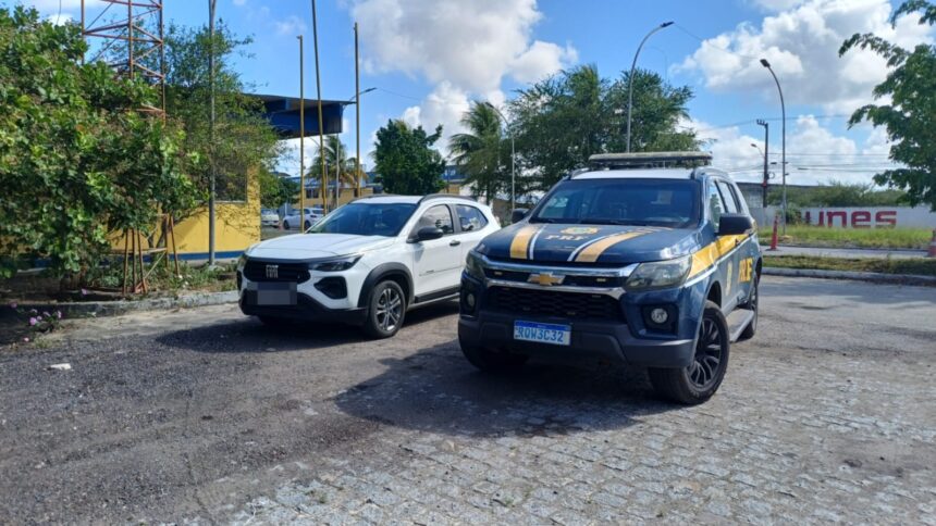 PRF recupera veículo roubado em Recife durante abordagem na BR-235, em Itabaiana PRF recupera veículo roubado em Recife durante abordagem na BR-235, em Itabaiana