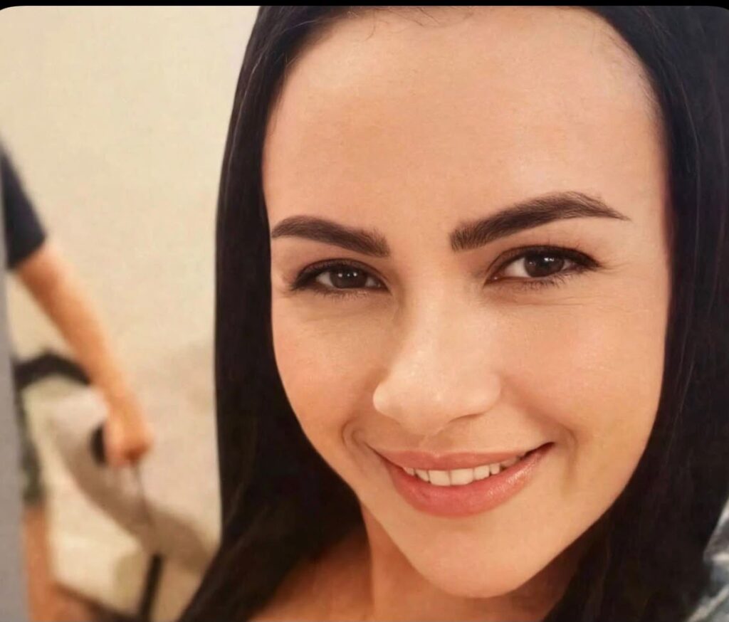 Uma mulher foi morta a facadas na madrugada desta segunda-feira (26)