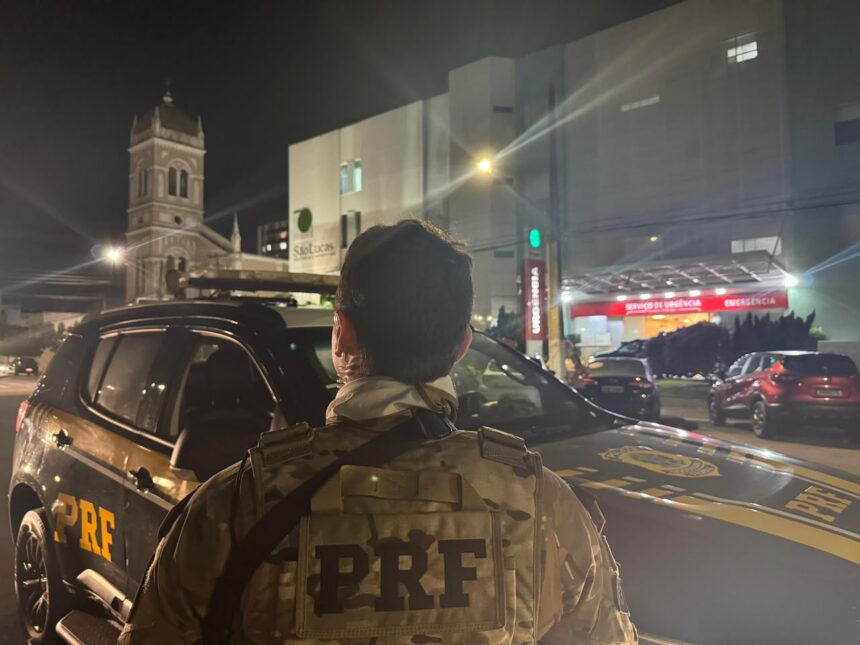 PRF escolta mulher com fortes dores cardíacas até hospital em Aracaju PRF escolta mulher com fortes dores cardíacas até hospital em Aracaju