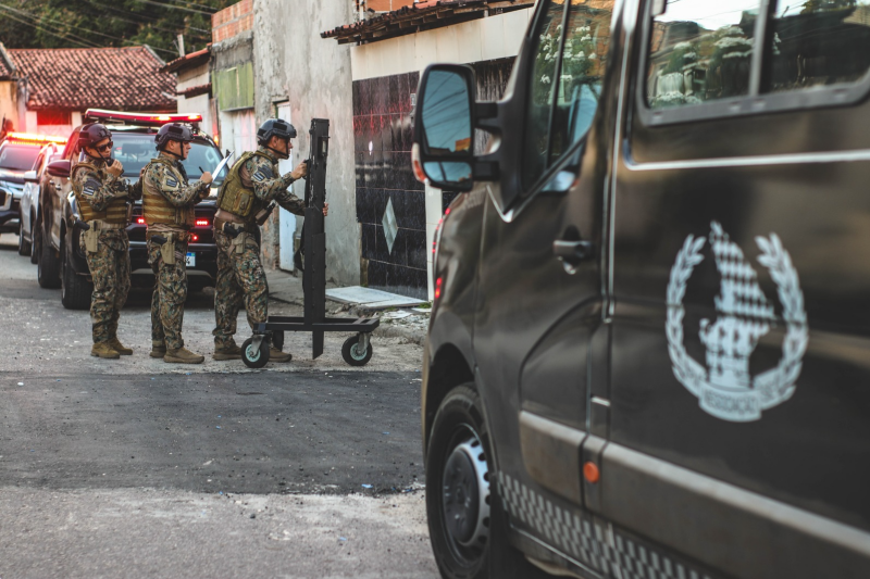 Pai resiste a entregar filho de 7 anos à mãe e caso mobiliza BOPE em Aracaju