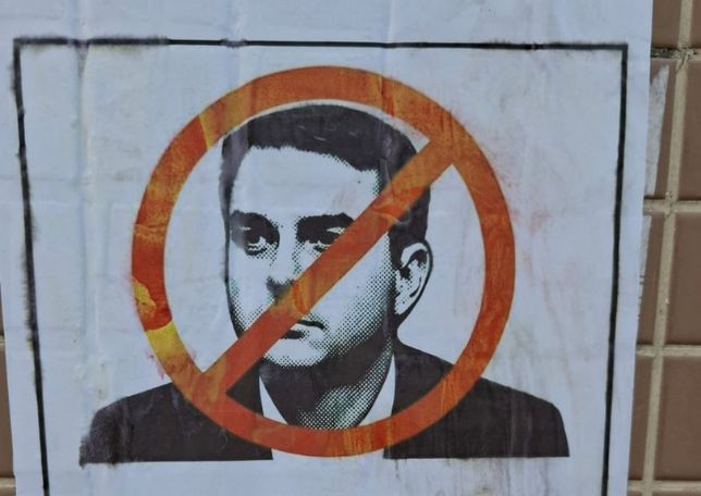 Justiça determina retirada de cartazes contra Flávio Bolsonaro nas instalações da UFS
