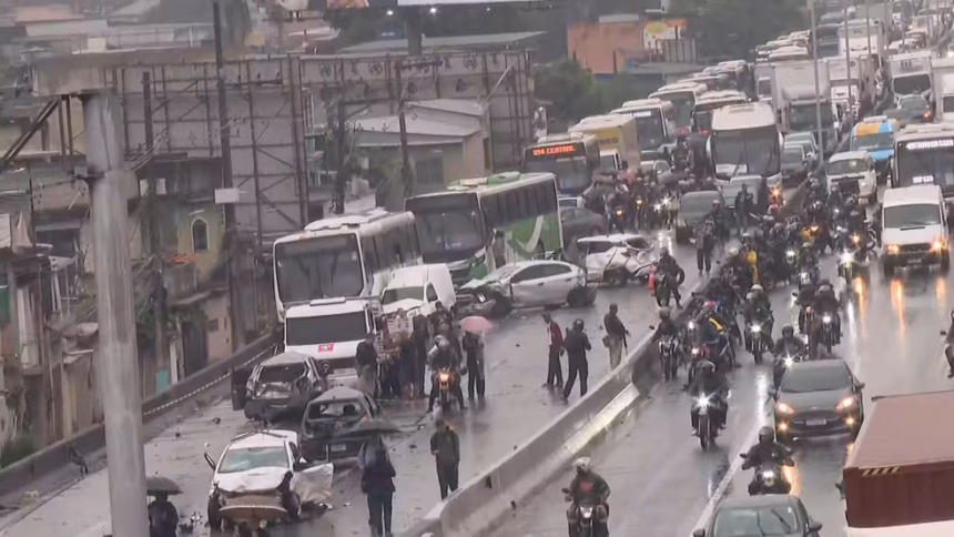 Motorista de ônibus morre ao volante na Via Dutra, no RJ, e arrasta 22 veículos; 10 pessoas se ferem Motorista de ônibus morre ao volante na Via Dutra, no RJ, e arrasta 22 veículos; 10 pessoas se ferem