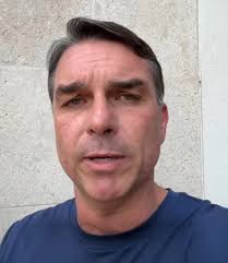 Flávio Bolsonaro fugiu para os Estados Unidos, Afirma reportagem do Brasilianista