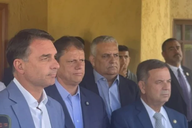 Flávio Bolsonaro critica fim da escala 6×1 e defende liberdade para trabalhador definir jornada