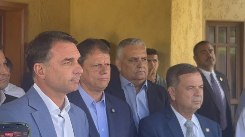 Flávio Bolsonaro critica fim da escala 6×1 e defende liberdade para trabalhador definir jornada