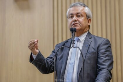 Elber Batalha e Vinicius Porto batem boca na CMA durante debate sobre Lula e Flávio Bolsonaro