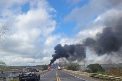 Uma carreta carregada com biodiesel tombou e pegou fogo
