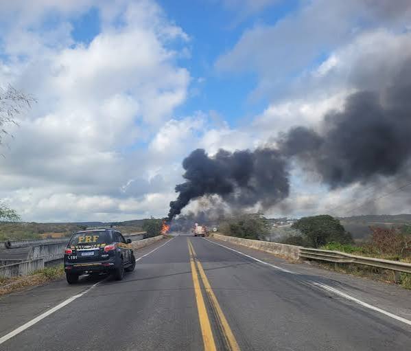 Uma carreta carregada com biodiesel tombou e pegou fogo