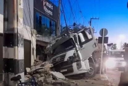 CAÇAMBA COLIDE COM CARRO DE PASSEIO E ATINGE RESIDÊNCIA NA ZONA DE EXPENSÃO EM ARACAJU