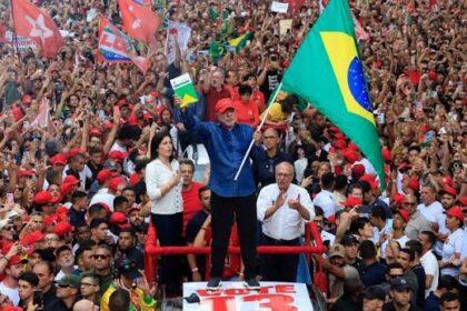 Lula promete mudanças na forma de governar em primeiro discurso após reeleição